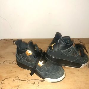 Boys Size 2.5 Black and Gold Nike Jordan's